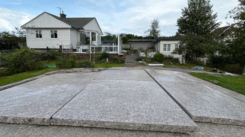 Naturstensläggning med granithällar